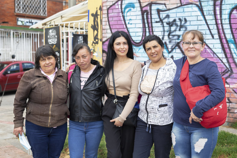 20220903_ISOC_FUNDACIONCAPITAL_BOGOTA_COLOMBIA_015 Five women standing in front of a graffiti-covered wall in Bogotá Colombia