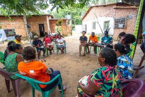 Grupo de personas debatiendo sobre el acceso a Internet en comunidades indígenas y quilombolas del norte de Brasil