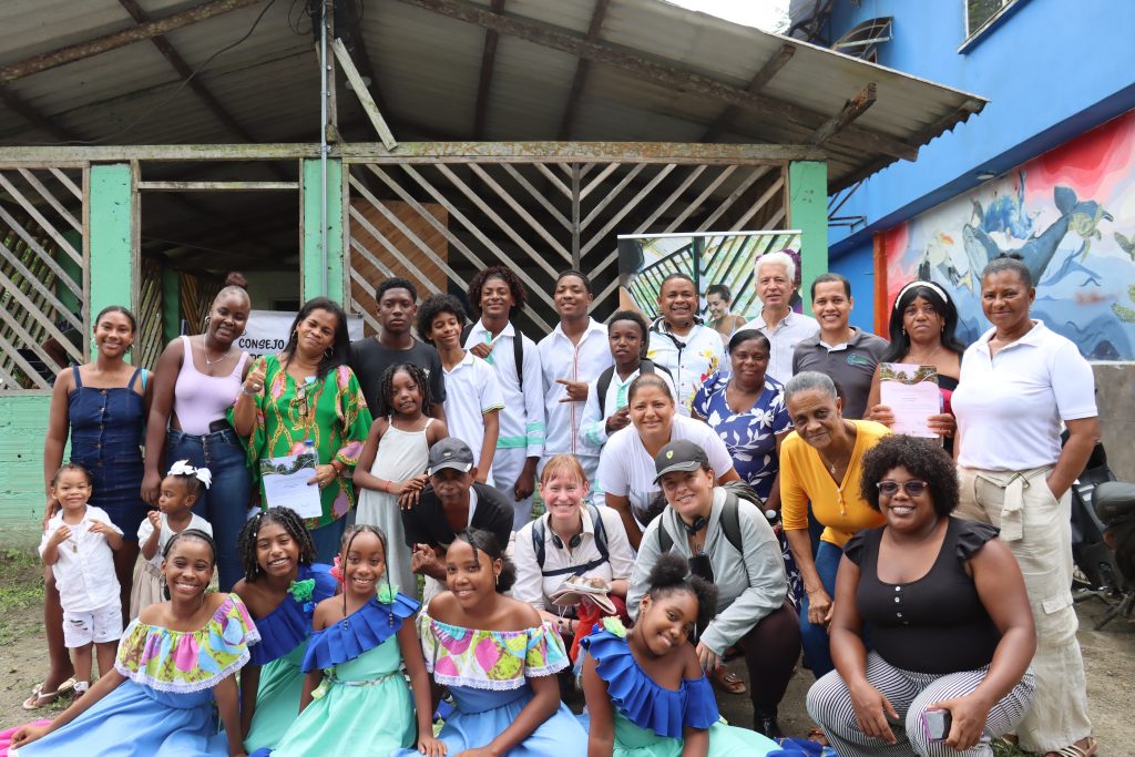 Beneficiarios de la Red Comunitaria La Cachuda en Ladrilleros, Valle del Cauca en Colombia.