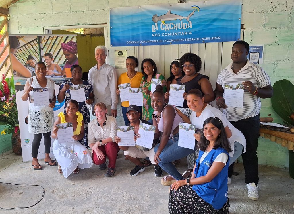 Beneficiarios de la Red Comunitaria La Cachuda en Ladrilleros, Valle del Cauca en Colombia.