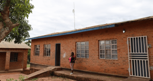 A worker from Unconnected Foundation in front of a school connected thanks to the project.