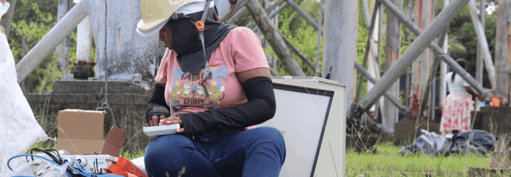 Une femme assemble du matériel informatique.